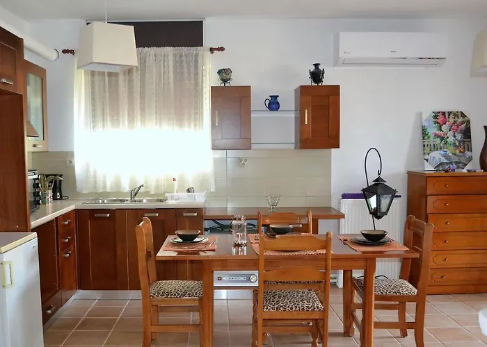 Marilia Poolside Apartment