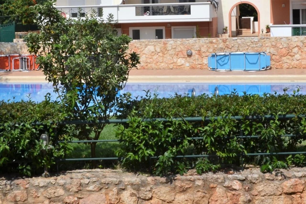 Marilia Poolside Kounoupidhianá
